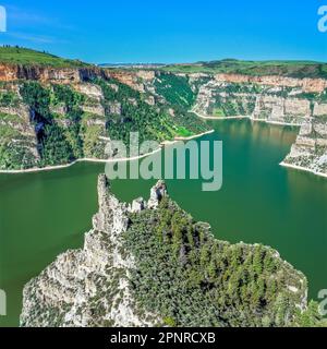 Punto di roccia sopra bighorn del lago alla bocca del Black Canyon vicino a Fort Smith, montana Foto Stock