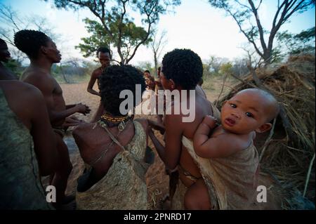 JU/'Hoansi o San boscimani cacciatore, una delle tribù più rarefatto in Africa a Grashoek, Namíbia Foto Stock