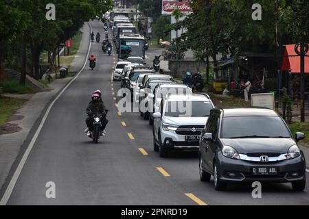 Garut, Indonesia. 20th Apr, 2023. Gli automobilisti viaggiano lungo una strada sul Limbangan durante i viaggi di ritorno alle loro città, a Garut Regency, West Java, Indonesia il 20 aprile 2023. I musulmani di tutto il mondo celebrano Eid al-Fitr, che segna la fine del santo mese del digiuno musulmano del Ramadan, è una delle due principali festività dell'Islam. (Foto di Dimas Rachmatsyah/INA Photo Agency/Sipa USA) Credit: Sipa USA/Alamy Live News Foto Stock