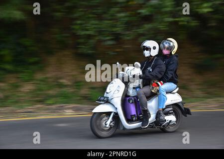 Garut, Indonesia. 20th Apr, 2023. Gli automobilisti viaggiano lungo una strada sul Limbangan durante i viaggi di ritorno alle loro città, a Garut Regency, West Java, Indonesia il 20 aprile 2023. I musulmani di tutto il mondo celebrano Eid al-Fitr, che segna la fine del santo mese del digiuno musulmano del Ramadan, è una delle due principali festività dell'Islam. (Foto di Dimas Rachmatsyah/INA Photo Agency/Sipa USA) Credit: Sipa USA/Alamy Live News Foto Stock