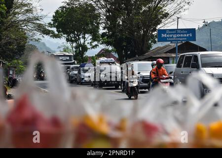 Garut, Indonesia. 20th Apr, 2023. Gli automobilisti viaggiano lungo una strada sul Limbangan durante i viaggi di ritorno alle loro città, a Garut Regency, West Java, Indonesia il 20 aprile 2023. I musulmani di tutto il mondo celebrano Eid al-Fitr, che segna la fine del santo mese del digiuno musulmano del Ramadan, è una delle due principali festività dell'Islam. (Foto di Dimas Rachmatsyah/INA Photo Agency/Sipa USA) Credit: Sipa USA/Alamy Live News Foto Stock