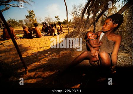 JU/'Hoansi o San boscimani cacciatore, una delle tribù più rarefatto in Africa a Grashoek, Namíbia Foto Stock