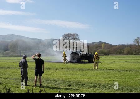 Il servizio antincendio e di soccorso del Galles del Nord ha messo fuori un incendio del trattore, tal-Y-Cafn Conwy Valley.April 21 2023 Foto Stock