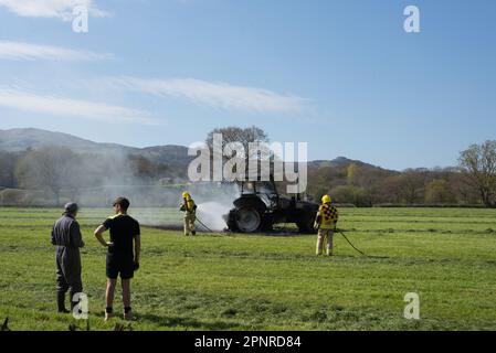 Il servizio antincendio e di soccorso del Galles del Nord ha messo fuori un incendio del trattore, tal-Y-Cafn Conwy Valley.April 21 2023 Foto Stock