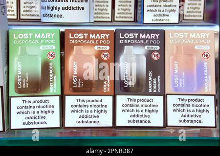 Glasgow, Scozia, Regno Unito 20th aprile 2023. Negozi che vendono vapes usa e getta colorati sotto il fuoco per colpire i bambini e creare un problema ambientale di lettiera attraverso un diffuso smaltimento irresponsabile. Credit Gerard Ferry/Alamy Live News Foto Stock