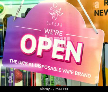 Glasgow, Scozia, Regno Unito 20th aprile 2023. Negozi che vendono vapes usa e getta colorati sotto il fuoco per colpire i bambini e creare un problema ambientale di lettiera attraverso un diffuso smaltimento irresponsabile. Credit Gerard Ferry/Alamy Live News Foto Stock