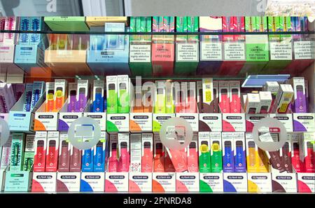 Glasgow, Scozia, Regno Unito 20th aprile 2023. Negozi che vendono vapes usa e getta colorati sotto il fuoco per colpire i bambini e creare un problema ambientale di lettiera attraverso un diffuso smaltimento irresponsabile. Credit Gerard Ferry/Alamy Live News Foto Stock