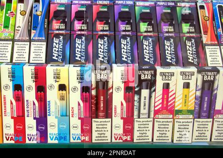 Glasgow, Scozia, Regno Unito 20th aprile 2023. Negozi che vendono vapes usa e getta colorati sotto il fuoco per colpire i bambini e creare un problema ambientale di lettiera attraverso un diffuso smaltimento irresponsabile. Credit Gerard Ferry/Alamy Live News Foto Stock