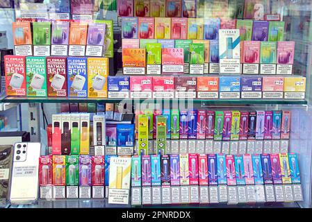 Glasgow, Scozia, Regno Unito 20th aprile 2023. Negozi che vendono vapes usa e getta colorati sotto il fuoco per colpire i bambini e creare un problema ambientale di lettiera attraverso un diffuso smaltimento irresponsabile. Credit Gerard Ferry/Alamy Live News Foto Stock