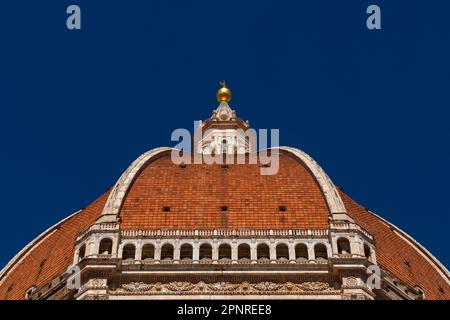 Santa Maria del Fiore iconica cupola di Firenze vista dal basso, costruita dall'architetto italiano Brunelleschi nel 15th secolo e simbolo del Rinascimento i Foto Stock