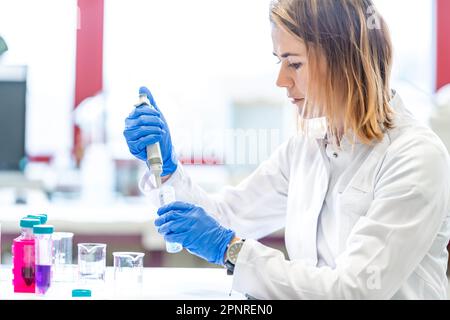 una giovane studentessa della facoltà scientifica dell'università conduce ricerche biochimiche Foto Stock