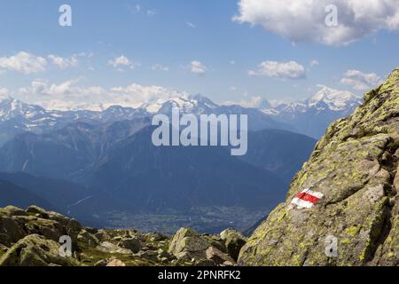 Sentieri escursionistici sulle Alpi Svizzere, contrassegnati da barrette rosse e bianche come percorsi più impegnativi. Queste indicazioni sono fissate dall'Associazione escursionistica svizzera. Foto Stock