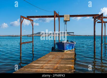 Un'ostrica ormeggiata su un pontile, sull'Etang de Thau e sullo sfondo il Mont-Saint-Clair, in Occitanie, nel sud della Francia Foto Stock