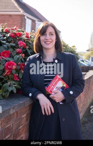 Mansfield Woodhouse, Nottinghamshire, Inghilterra, Regno Unito. 20th Apr, 2023. Bridget Phillipson MP, Shadow Secretary of state for Education, out campagna che coinvolge volantini, bussare porta e parlare con le residenze locali con solo 2 settimane di sinistra prima delle elezioni locali del 4th maggio. Credit: Alan Beastall/Alamy Live News Foto Stock