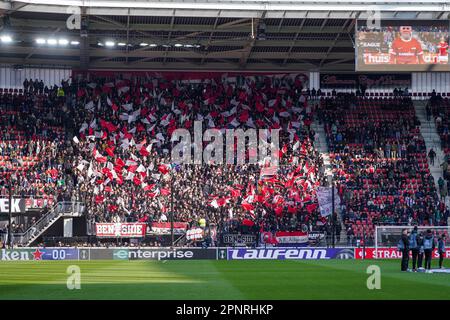 Alkmaar, Paesi Bassi. 20th Apr, 2023. ALKMAAR, PAESI BASSI - APRILE 20: Fan di AZ Alkmaar durante la finale del quartiere della UEFA Europa Conference League 2nd tappa tra AZ e RSC Anderlecht allo stadio AFAS il 20 Aprile 2023 ad Alkmaar, Paesi Bassi (Foto di Jeroen Meuwsen/Orange Pictures) Credit: Orange Pics BV/Alamy Live News Foto Stock