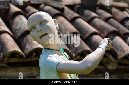 manichino di abbigliamento usato come sciarpa passero Foto Stock