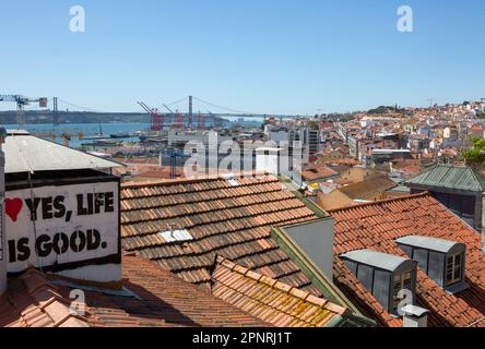 Lissabon, Portogallo. 05th Apr, 2023. Vista sui tetti di Lisbona fino al fiume Tago dal punto di osservazione di Santa Catarina. Credit: Viola Lopes/dpa/Alamy Live News Foto Stock