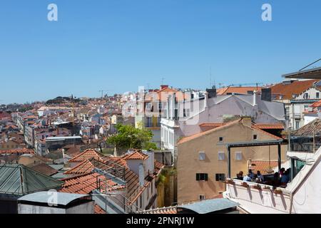 Lissabon, Portogallo. 05th Apr, 2023. Vista sui tetti di Lisbona dal punto di osservazione di Santa Catarina. Credit: Viola Lopes/dpa/Alamy Live News Foto Stock