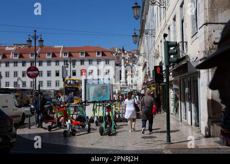 Lissabon, Portogallo. 05th Apr, 2023. Vicino a un ingresso alla stazione della metropolitana Rossio nel centro di Lisbona, numerosi e-scooter sono parcheggiati. Credit: Viola Lopes/dpa/Alamy Live News Foto Stock