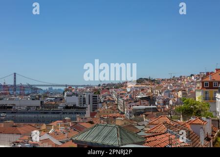 Lissabon, Portogallo. 05th Apr, 2023. Vista sui tetti di Lisbona fino al fiume Tago dal punto di osservazione di Santa Catarina. Credit: Viola Lopes/dpa/Alamy Live News Foto Stock