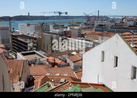 Lissabon, Portogallo. 05th Apr, 2023. Vista sui tetti di Lisbona fino al fiume Tago dal punto di osservazione di Santa Catarina. Credit: Viola Lopes/dpa/Alamy Live News Foto Stock