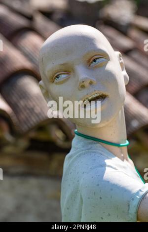 manichino di abbigliamento usato come sciarpa passero Foto Stock