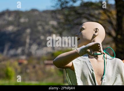 manichino di abbigliamento usato come sciarpa passero Foto Stock