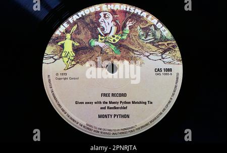 Foto primo piano dell'etichetta centrale su una stampa originale 1973 di un disco in vinile Free Record dato via con il Monty Python matching Tie and Handkerchief Foto Stock