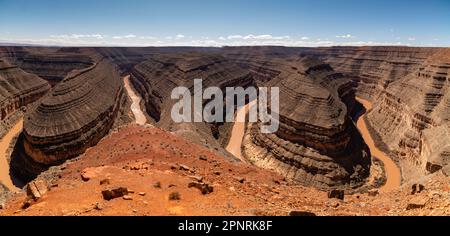 Vista grandangolare dei Goosenecks del fiume San Juan, Goosenecks del San Juan state Park, vicino a Mexican Hat, Utah, USA. Foto Stock