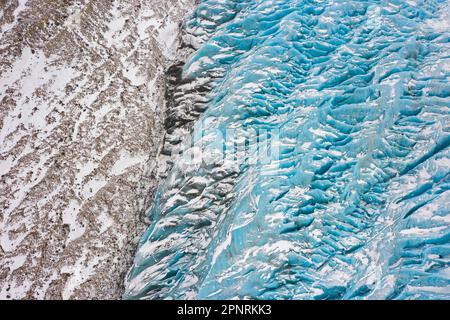 Crepacci nel ghiacciaio Falljökull / Falljoekull in inverno in Austurland, parte di Vatnajökull / Vatnajoekull, il più grande cappuccio di ghiaccio in Islanda Foto Stock