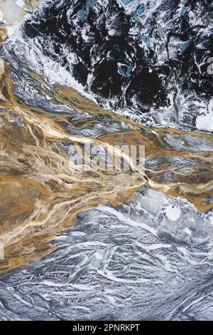 Vista aerea sul bacino glaciale del fiume Virkisá lungo il ghiacciaio Falljökull in inverno in Austurland, parte di Vatnajökull, la più grande calotta glaciale dell'Islanda Foto Stock