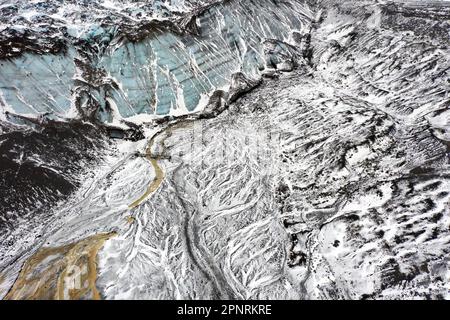 Vista aerea sul bacino glaciale del fiume Virkisá lungo il ghiacciaio Falljökull in inverno in Austurland, parte di Vatnajökull, la più grande calotta glaciale dell'Islanda Foto Stock