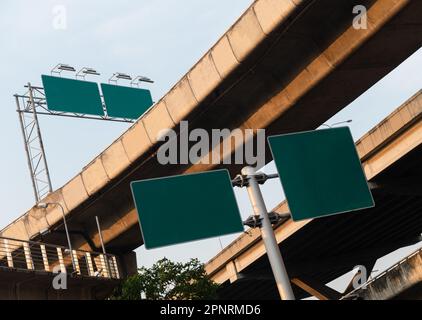 Cartello stradale vuoto sul ponte Foto Stock