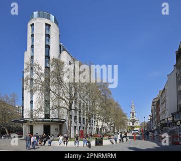 Londra, Regno Unito. Incrocio di Aldwych e lo Strand guardando verso est, mostrando la nuova sezione pedonale dello Strand. Foto Stock