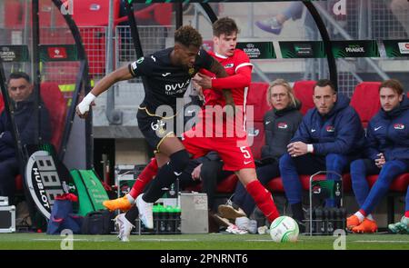 Alkmaar, Paesi Bassi. 20th Apr, 2023. Amir Murillo di Anderlecht e Milos Kerkez di AZ combattono per la palla durante una partita di calcio tra l'olandese AZ Alkmaar e il belga RSC Anderlecht, giovedì 20 aprile 2023 ad Alkmaar, nei Paesi Bassi, la tappa di ritorno dei quarti di finale del concorso UEFA Europa Conference League. La prima tappa si è conclusa con una vittoria di 2-0 per RSCA. BELGA PHOTO VIRGINIE LEFOUR Credit: Agenzia Notizie Belga/Alamy Live News Foto Stock