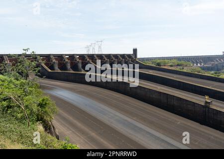 Itaipu Dam, una diga idroelettrica situata sul fiume Panama al confine tra Paraguay e Brasile Foto Stock