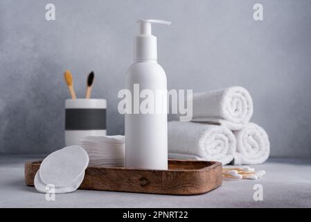 Accessori per il bagno e la cura della pelle su sfondo grigio. Concetto naturale di bodycare organico, prodotti da bagno. Foto Stock