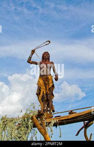 Un tradizionale ardesia per espellere gli uccelli dai campi agricoli Hamer Tribe, Etiopia Foto Stock