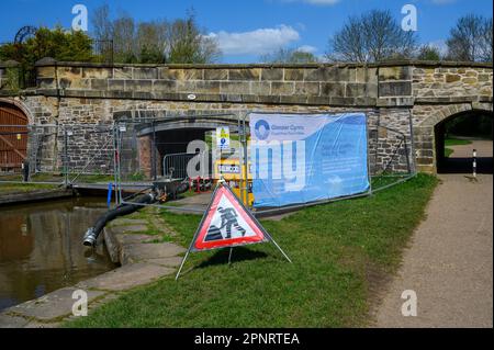 Lavori in corso nel bacino di Trevor sul canale di Llangollen, parte di un investimento di 15m milioni di sterline negli impianti offerti nel bacino. Foto Stock