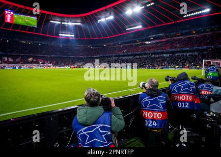 Monaco, Germania. 19th Apr, 2023. MONACO di Baviera, GERMANIA - APRILE 19: I fotografi sono visti al lavoro durante il Quarterfinale della UEFA Champions League tra il Bayern Munchen e Manchester City all'Allianz Arena il 19 Aprile 2023 a Monaco di Baviera, Germania (Foto di Rene Nijhuis/Orange Pictures) Credit: Orange Pics BV/Alamy Live News Foto Stock