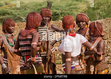 Cerimonia di salto di toro Hamer Tribe, Etiopia Foto Stock