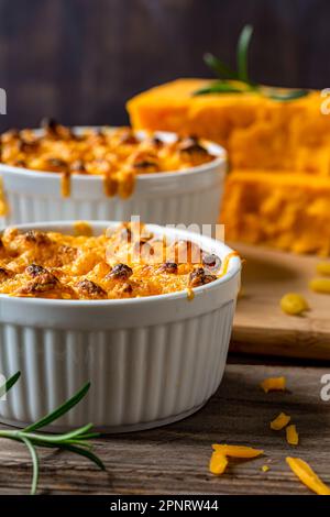 Maccheroni al forno e formaggio in piccoli piatti tondi. Primo piano, sopra lo scatto. Foto Stock
