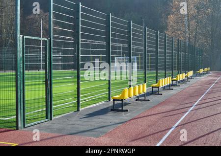 Moderno parco giochi polifunzionale all'aperto, situato vicino allo stadio Foto Stock