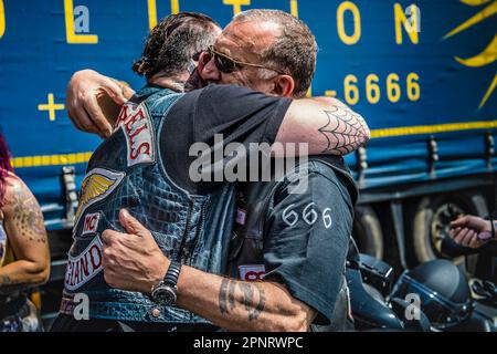 Gli Hells Angels si incontrano alla stazione di servizio, West Sussex Foto Stock