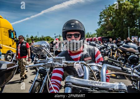 Gli Hells Angels si incontrano alla stazione di servizio, West Sussex Foto Stock