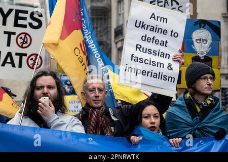 Una piccola contro protesta a sostegno dell'armamento dell'Ucraina ha cercato di interrompere la principale protesta della coalizione Stop the War a Londra il 25 febbraio 2023 Foto Stock