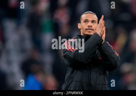 Monaco, Germania. 19th Apr, 2023. MONACO di Baviera, GERMANIA - 19 APRILE: Leroy sane del FC Bayern Munchen applaude dopo il Quarterfinale della UEFA Champions League tra il FC Bayern Munchen e Manchester City all'Allianz Arena il 19 aprile 2023 a Monaco di Baviera, Germania (Foto di Rene Nijhuis/Orange Pictures) Credit: Orange Pics BV/Alamy Live News Foto Stock