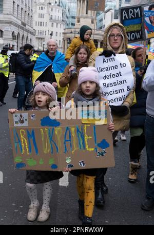 Una piccola contro protesta a sostegno dell'armamento dell'Ucraina ha cercato di interrompere la principale protesta della coalizione Stop the War a Londra il 25 febbraio 2023 Foto Stock