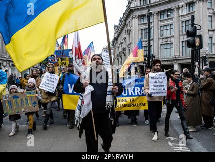 Una piccola contro protesta a sostegno dell'armamento dell'Ucraina ha cercato di interrompere la principale protesta della coalizione Stop the War a Londra il 25 febbraio 2023 Foto Stock