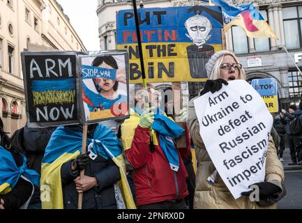 Una piccola contro protesta a sostegno dell'armamento dell'Ucraina ha cercato di interrompere la principale protesta della coalizione Stop the War a Londra il 25 febbraio 2023 Foto Stock